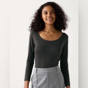 Uniqlo Heattech women's scoop neck t-shirt baselayer, small, Black